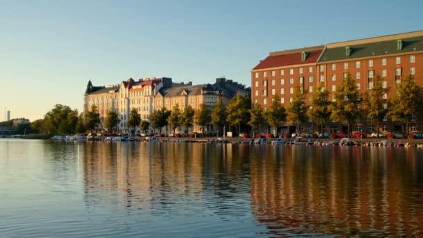Coucher de soleil sur la baie de Kaisaniemenlahti, Helsinki, Finlande — Video