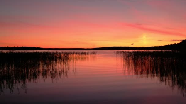 湖の上に美しい夕日 — ストック動画