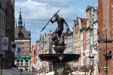 Eski Gdansk kasabasında Neptün Çeşmesi heykeli