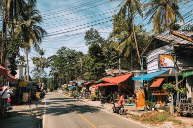 Koh Chang adasındaki ıssız plajda sokak manzarası.