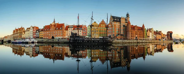 Gran panorama del casco antiguo de Gdansk y famosa grúa al amanecer, Polonia — Foto de Stock