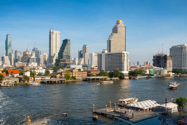 曼谷天际线和位于潮普拉亚河的商业摩天大楼 — 图库照片