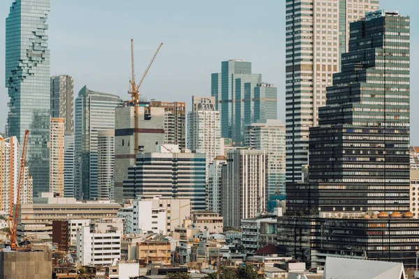 Bangkok City skyline avec des gratte-ciel urbains — Photo