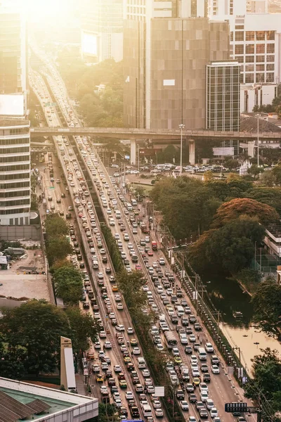 曼谷城市天际线与城市的摩天大楼，在日落时 — 图库照片