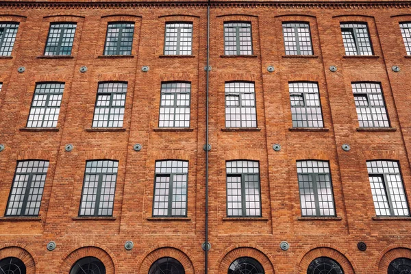 Red brick classic industrial building facade with multiple windows background. — Stock Photo, Image