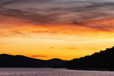 Güzel dramatik gün batımı gökyüzü denizin üzerinde