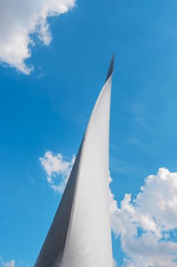Rüzgâr türbininin beyaz kanadı. Arka planda mavi gökyüzü var..