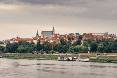 Varşova eski kenti ve Vistula nehri panoramik manzarası, Polonya