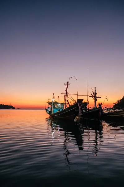 Traditionele Thaise vissersboten in de zee bij schemering in Thailand — Stockfoto