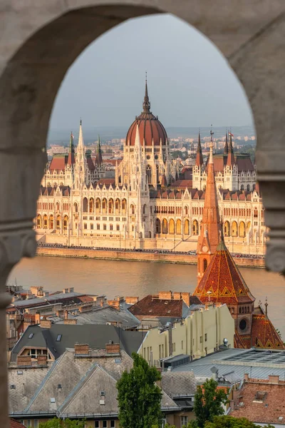 Parlamentets byggnad i Budapest vid solnedgången, Ungern. — Stockfoto