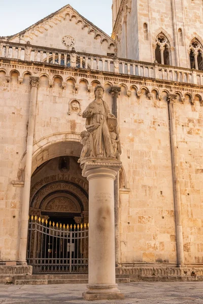 Statue of St Lawrence with St Lawrence cathedral in Trogir, Croatia. — Stock Photo, Image