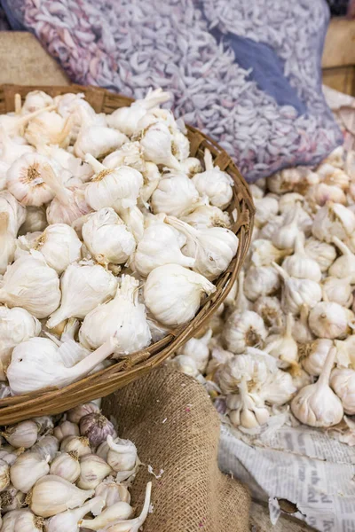 Raw garlic on the indian market close up — Stock Photo, Image