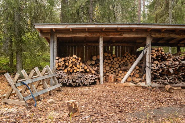 Place for chopping and sawing wood near the country house — Stock fotografie