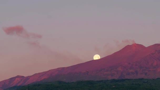 Erupción Volcán Etna al amanecer con super luna al fondo en Sicilia, Italia — Vídeos de Stock