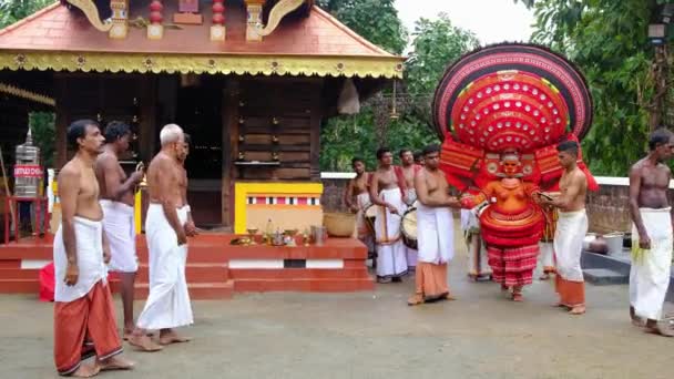 Theyyam tampil selama festival kuil di Payyanur, Kerala, India — Stok Video