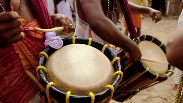 Indiase mannen spelen traditionele percussie drum Chenda in Kerala, India — Stockvideo