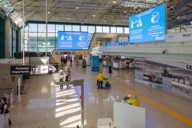 İtalya 'daki Covid 19 pandemik tecridinden sonraki ilk gün Roma Fiumicino Havaalanı' ndaki 3 numaralı kalkış terminali.