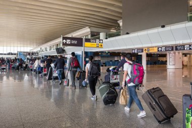 Covid 19 'un ardından Roma Fiumicino Havaalanı' nda ilk yolcular kilitlendi..
