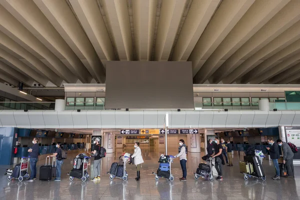 ローマ・フィウミチーノ空港でCovid 19パンデミックロックダウン後の最初の乗客. — ストック写真