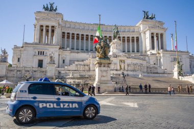 Ulusal Victor Emmanuel Anıtı ile İtalyan jandarma polis arabası Roma, İtalya 'da
