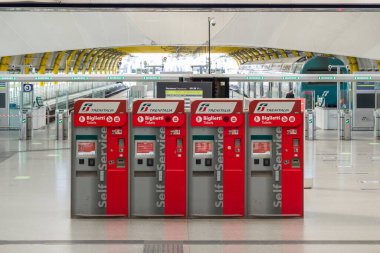 Roma Fiumicino Havaalanı, Roma, İtalya 'daki tren istasyonundaki trenler için bilet makineleri.