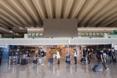 Covid 19 'un ardından Roma Fiumicino Havaalanı' nda ilk yolcular kilitlendi..