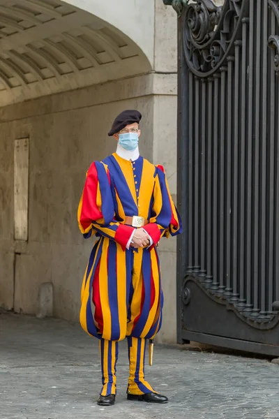 Papežská švýcarská garda v uniformě s ochrannou lékařskou maskou na náměstí sv. Petra ve Vatikánu během pandemie Covid 19 — Stock fotografie