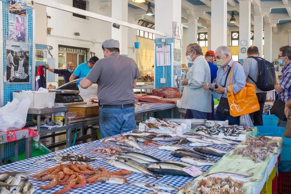 Fish market in Riposto during Covid-19 pandemic in Sicily — Stock Photo, Image