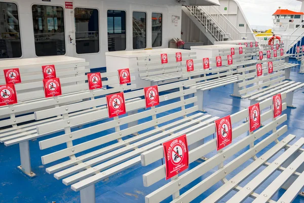 Transporte público durante a pandemia do coronavírus Covid 19. Ferry entre a Sicília e o continente em Itália — Fotografia de Stock