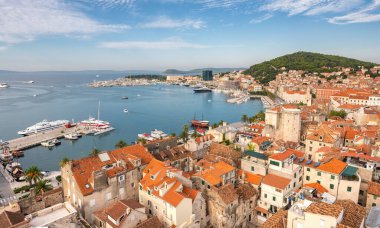 Rıhtıma bakan panoramik hava manzarası, Dalmaçya, Hırvatistan