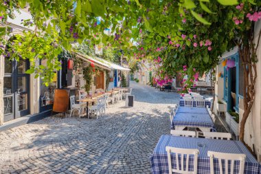 Türkiye 'nin Akdeniz Alacati İlçesinde Picturesque Caddesi.