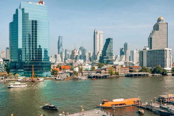 Bangkok paisaje urbano con rascacielos de negocios en el río Chaopraya —  Fotos de Stock