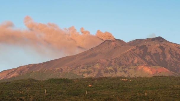 西西里伊塔尔日出时的埃特纳火山喷发 — 图库视频影像