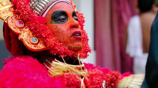Theyyam optreden tijdens tempel festival in Payyanur, Kerala, India — Stockvideo