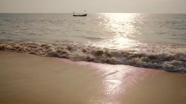 Vagues qui battent doucement sur la plage au coucher du soleil au ralenti — Video