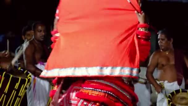 Тейям виступає під час свята храму в Паянурі, Керала, Індія. — стокове відео