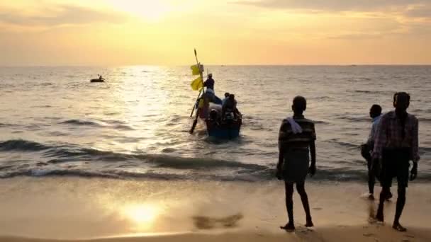 日落时前往阿拉伯海捕鱼的身份不明的印度渔民 — 图库视频影像