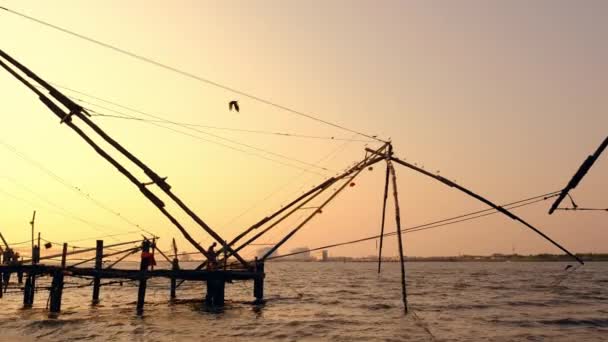 Chińskie sieci rybackie o zachodzie słońca w Fort Kochi, stan Kerala, Indie — Wideo stockowe