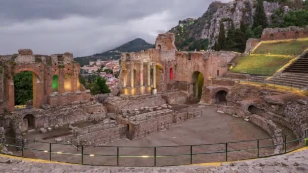 Coucher de soleil Time Lapse des ruines du théâtre grec antique à Taormine au jour de pluie. — Video