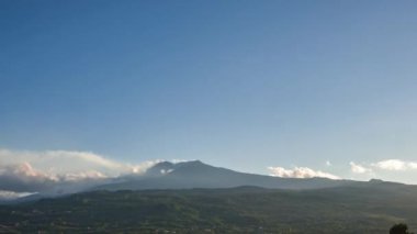 Sicilya, İtalya 'da güneşli bir günde günden geceye Etna Volcano 4K Zaman Hızı.