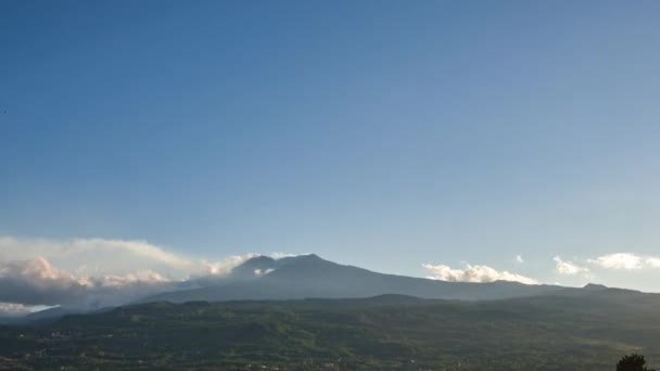 Dag en nacht Etna Volcano 4K Time Lapse op zonnige dag in Sicilië, Italië. — Stockvideo