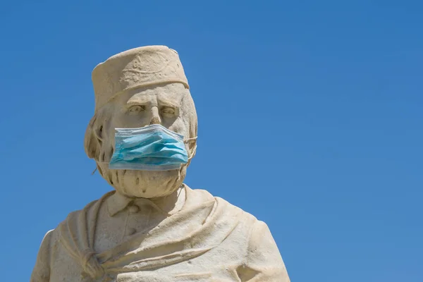 Estatua con máscara de cirugía protectora —  Fotos de Stock