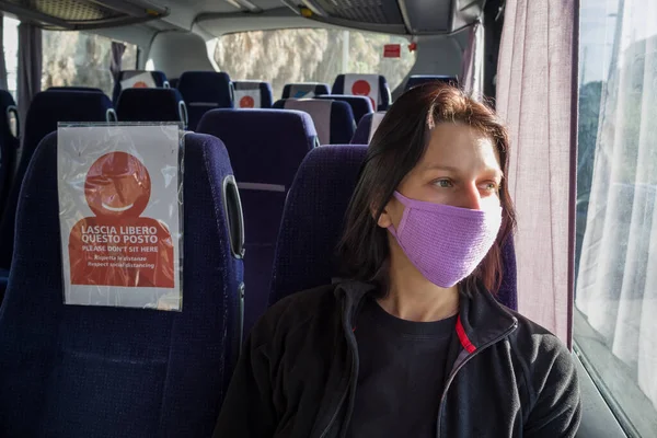 COVID-19 Autobús de transporte público durante la pandemia del coronavirus —  Fotos de Stock