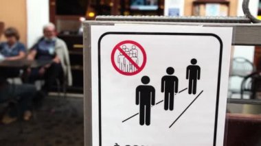 Karantina duyurusu İtalya 'daki insanlar arasında yaklaşık bir metre sosyal uzaklık