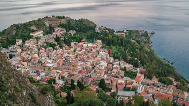 イタリア、シチリア島の日没で絵のように美しいタオルミーナの町の時間経過 — ストック動画