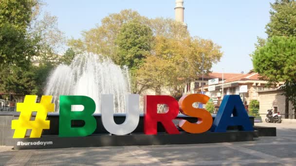 Cartas grandes de colores con signo de hashtag en la ciudad de Bursa . — Vídeo de stock
