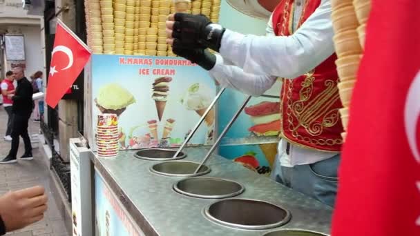 Vista de cerca del vendedor de dondurma turco haciendo trucos divertidos clásicos con el cliente — Vídeo de stock