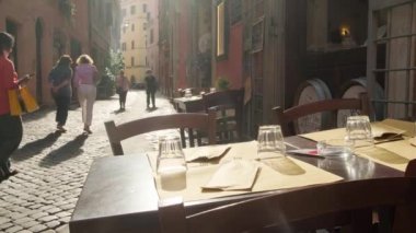 Roma, İtalya 'daki tecrit bittikten sonra açık kafedeki boş masa 