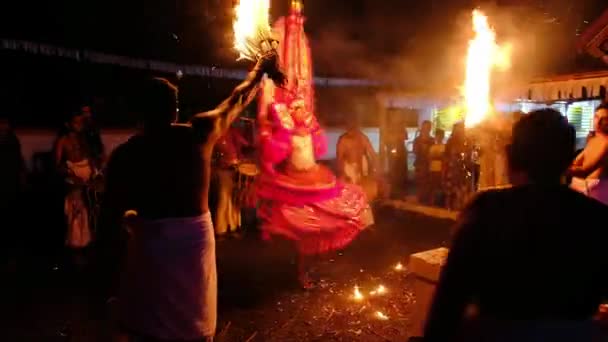 Theyyam optreden tijdens tempel festival in Payyanur, Kerala, India — Stockvideo