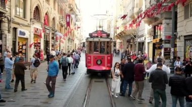 İstanbul, Türkiye 'de İstiklal Caddesi üzerindeki Retro tramvayı